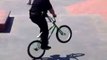 Un policier pique un BMX à un jeune et fait quelques figures de Freestyle sur un skatepark. Enorme
