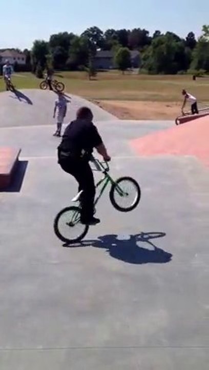 Un policier pique un BMX à un jeune et fait quelques figures de Freestyle sur un skatepark. Enorme
