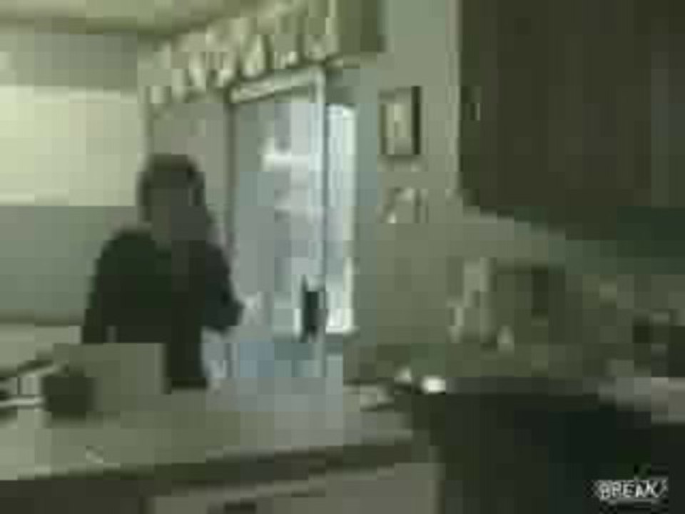 Junge erschreckt Tante