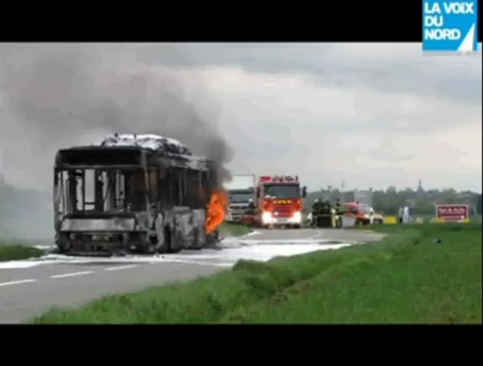 Un bus de Transpole roulant au gaz  s'enflamme entre Templemars et Seclin