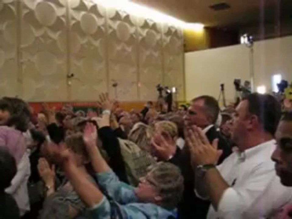 Victoire de Philippe Kemel (PS) dans la 11e du Pas-de-Calais : Marseillaise dans le public