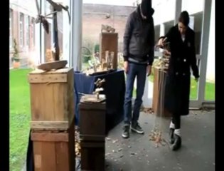 Flandre : deux marionnettistes dans les écoles