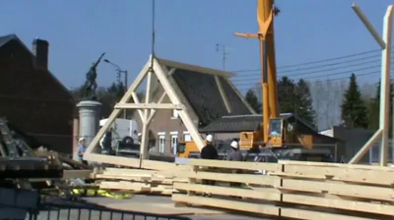 Pose de la charpente de l'église de TRoisvilles