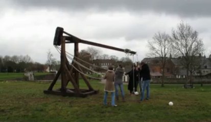 Montreuil : un engin de guerre médiéval est installé à la citadelle