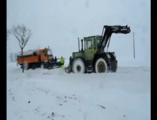 Neige à Cambrai : un engin de déneigement... enneigé !