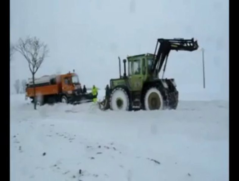 Neige à Cambrai : un engin de déneigement... enneigé !