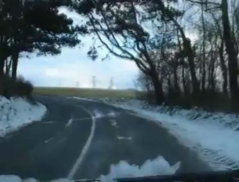 Nielles-les-Calais : un couloir creusé entre les congères