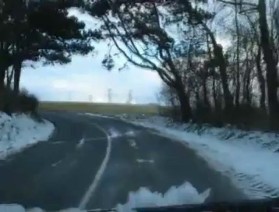 Nielles-les-Calais : un couloir creusé entre les congères