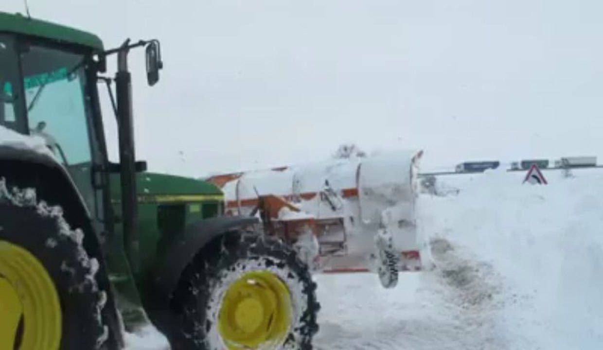 Un tracto-pelle fait le ménage sur la RN 17, près Les Boeufs (80)