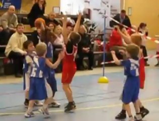 Saint-Pol : une cinquantaine d'enfants essaient le mini-basket
