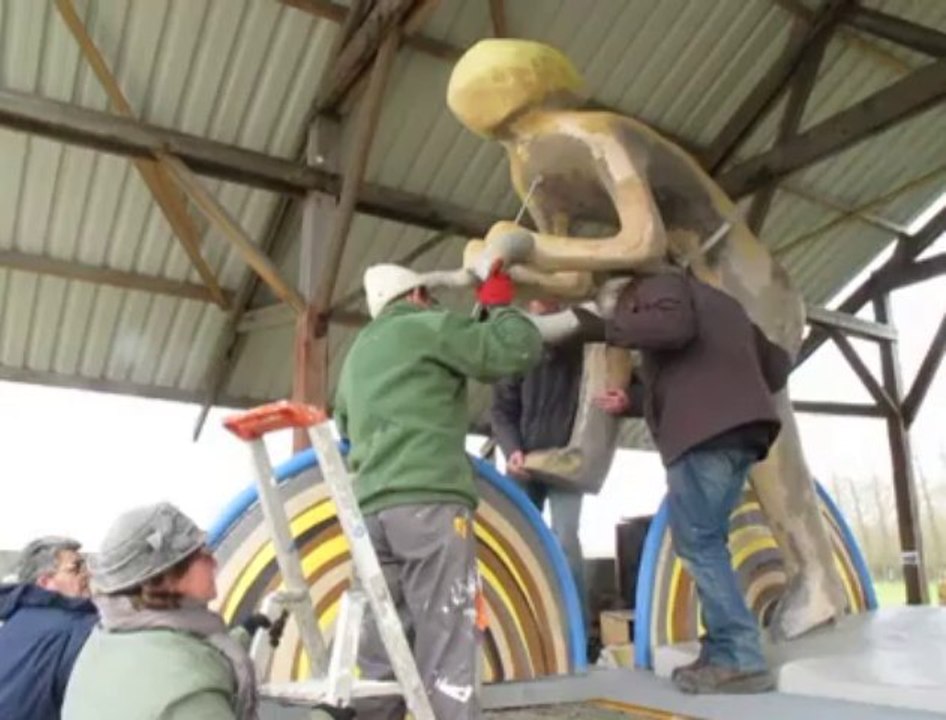 Ennevelin : Le cycliste géant monté sur ses roues