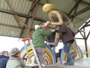 Ennevelin : Le cycliste géant monté sur ses roues