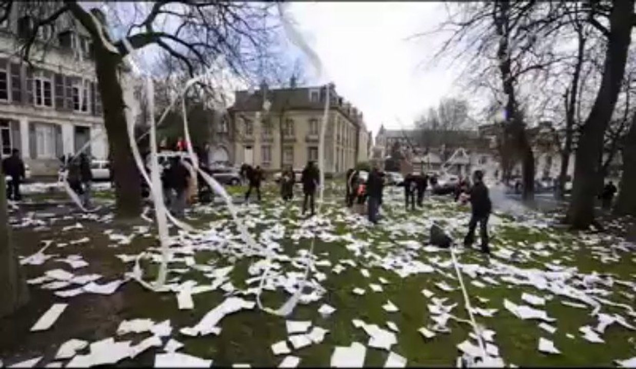Arras : les salariés de Stora Enso recouvrent de papiers la place de la préfecture