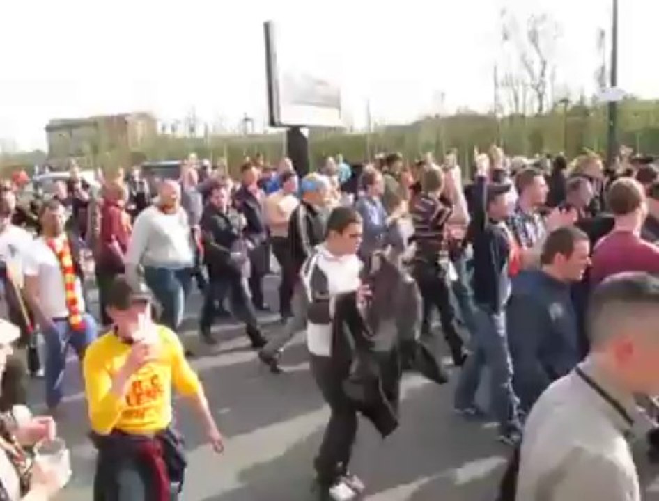 Avant Lens-Bordeaux, les supporters "sang et or" assurent l'ambiance en ville