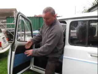 Daniel Becuwe fait une démonstration de sa 4L "Carte jeune" .