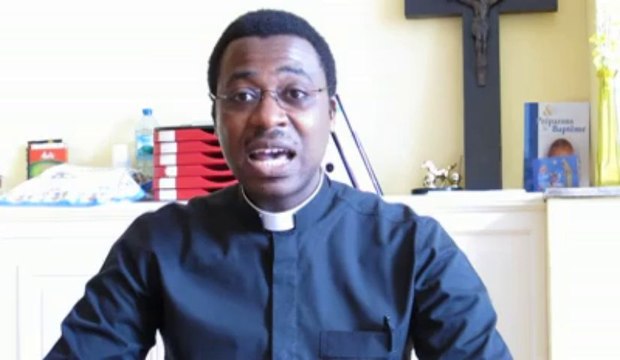 Houplines : avant son concert vendredi, le prêtre Stéphane Epanda interprète un de ses morceaux