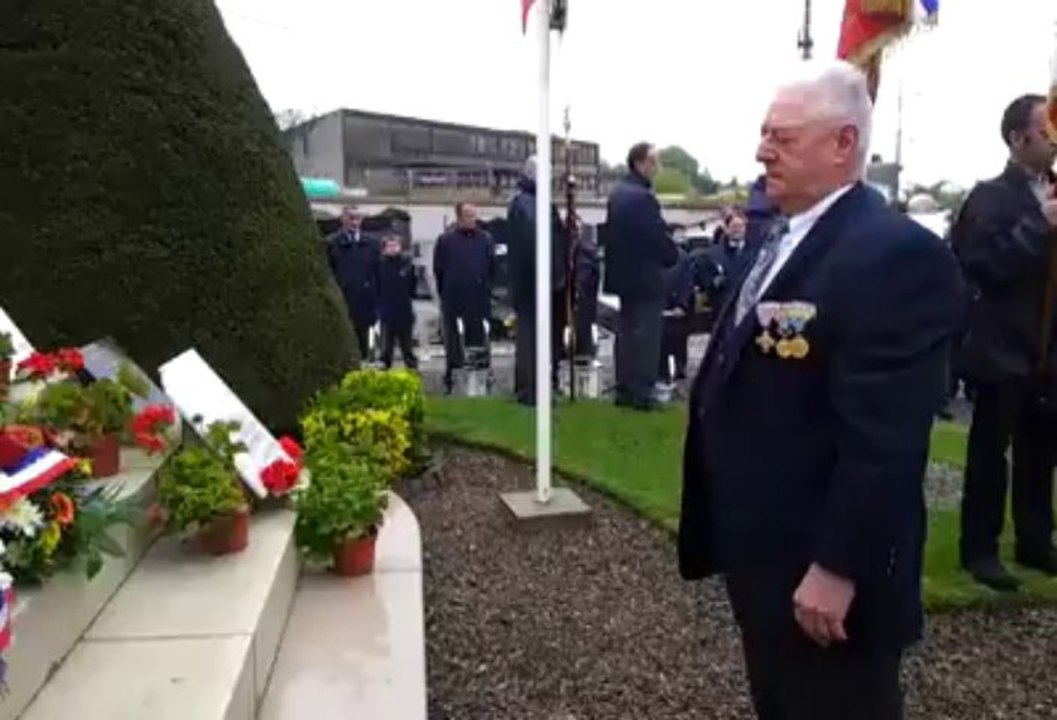 Etaples : remise de gerbes sur le monument aux morts