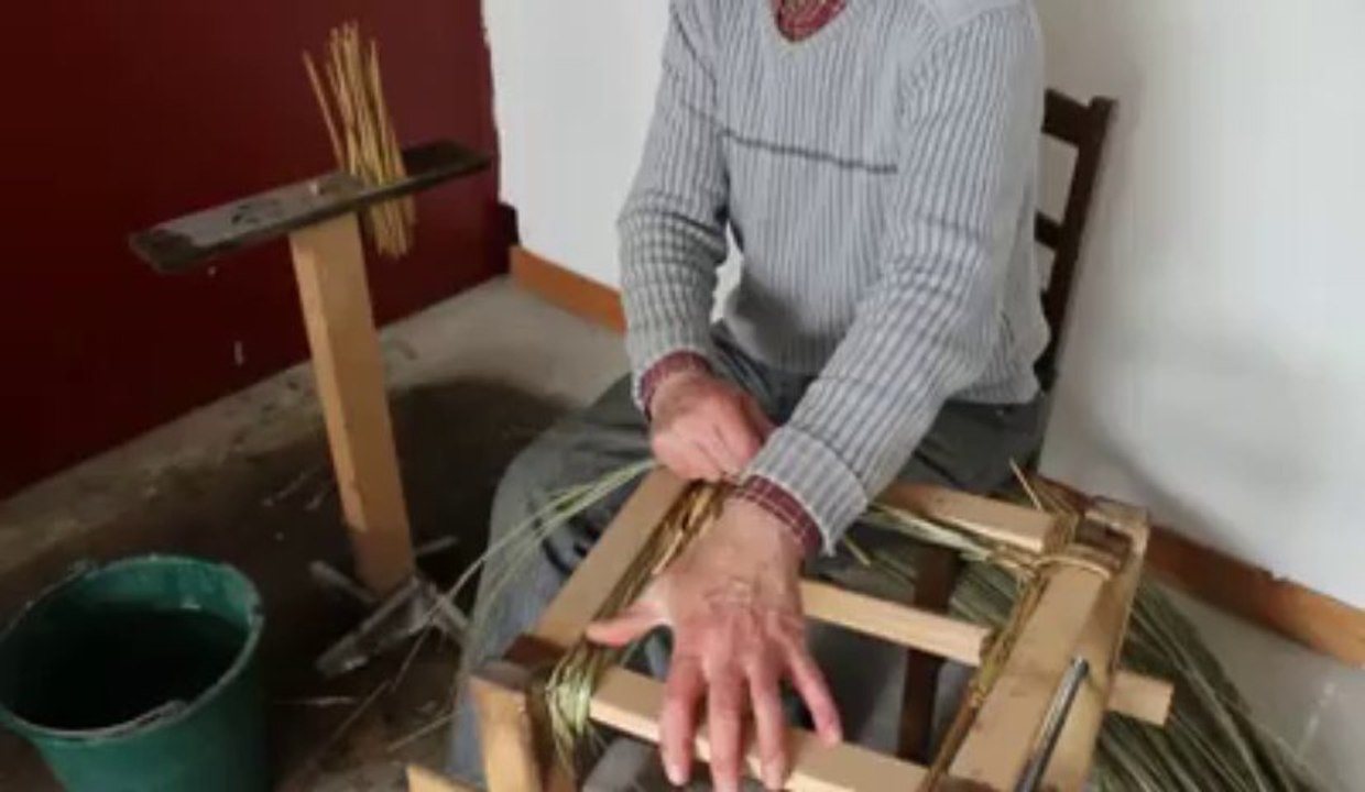 Iwuy: petit cours de rempaillage avec Henri-Paul Guidez