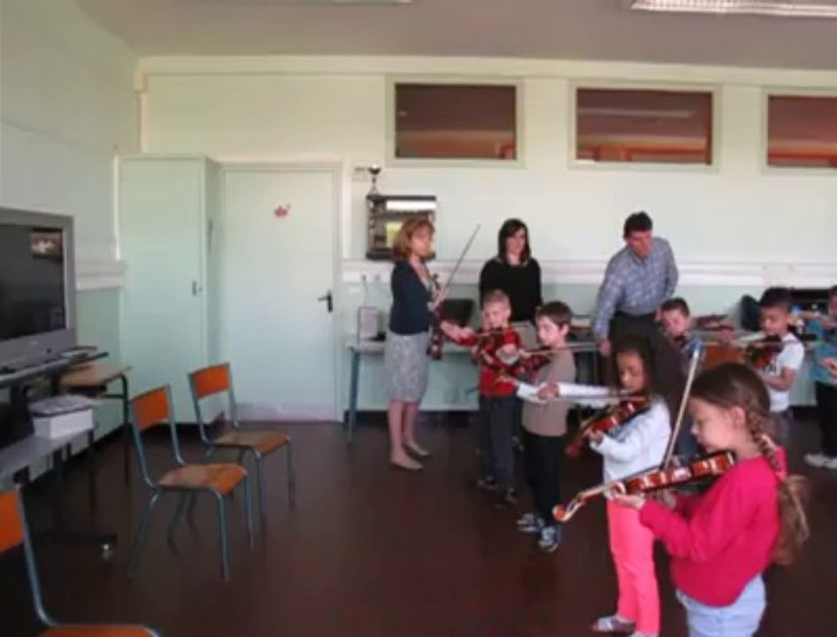 La violoniste Ayako Tanaka rencontre des écolie...