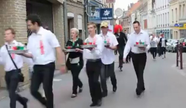 Cent dix participants à la 6e course des garçons de café de Saint-Omer