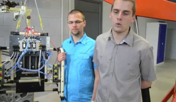 Le patron de Toyota Onnaing en visite au lycée du pays de Condé. Juin 2013