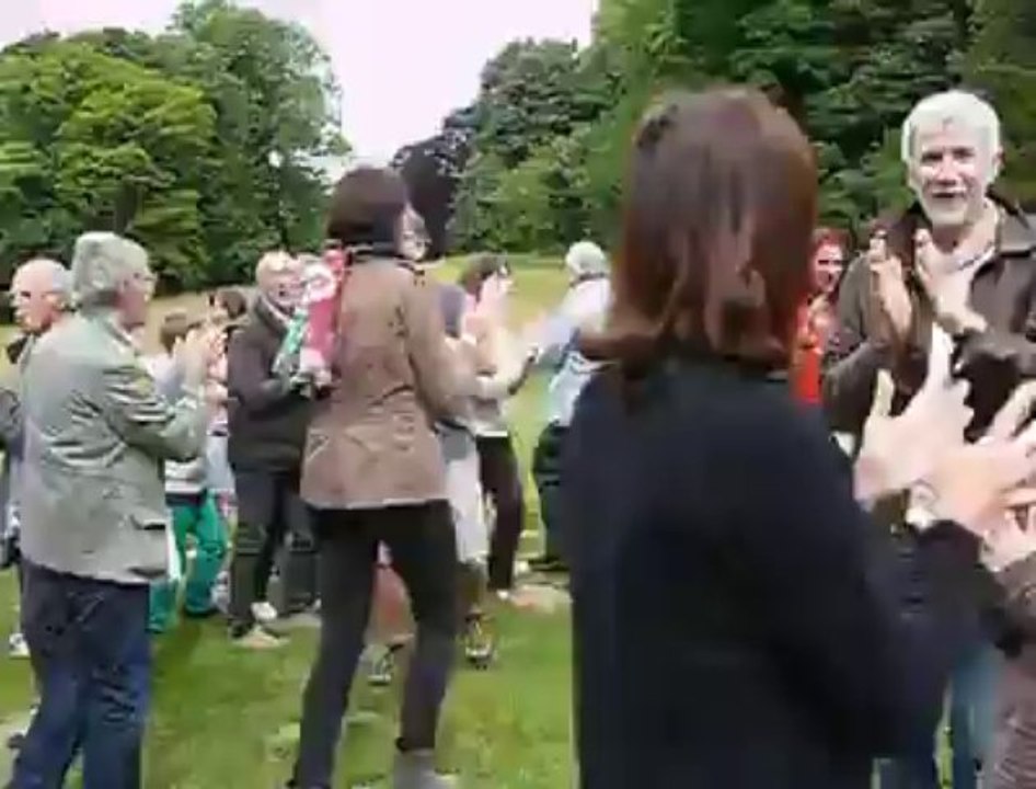 Saint-Jans-Cappel: initiation au yoga du rire lors de Villa en fête à la villa Marguerite-Yourcenar