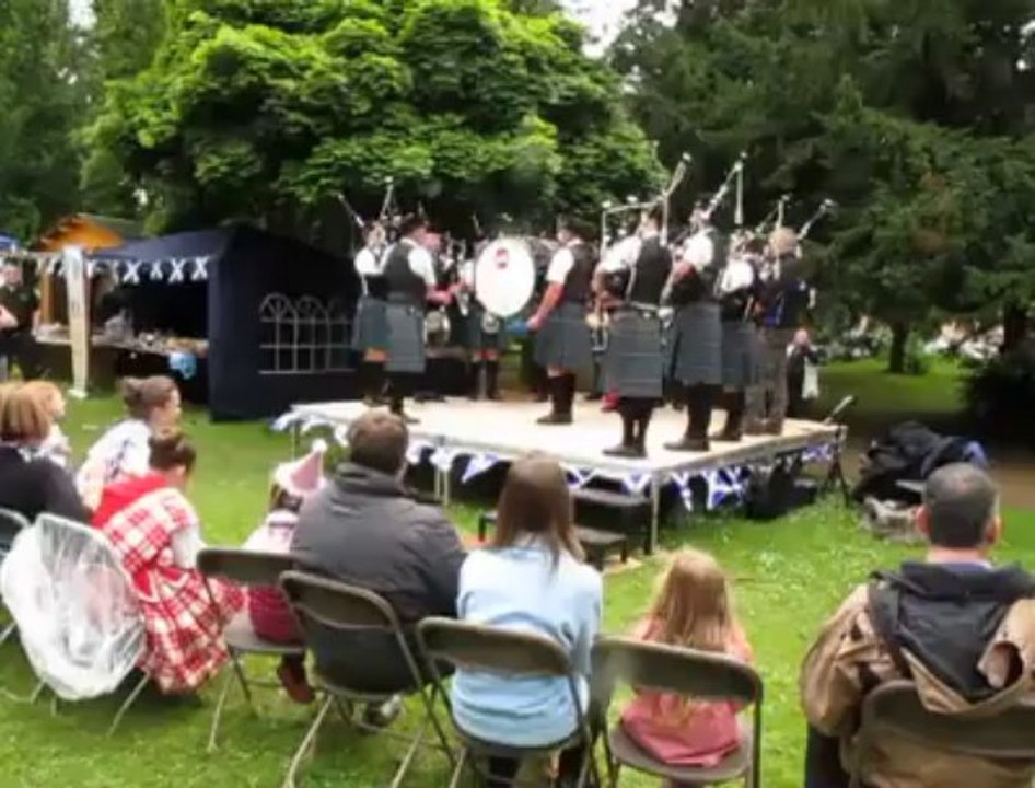 Seclin : le pipe band de Lanark joue de la cornemuse