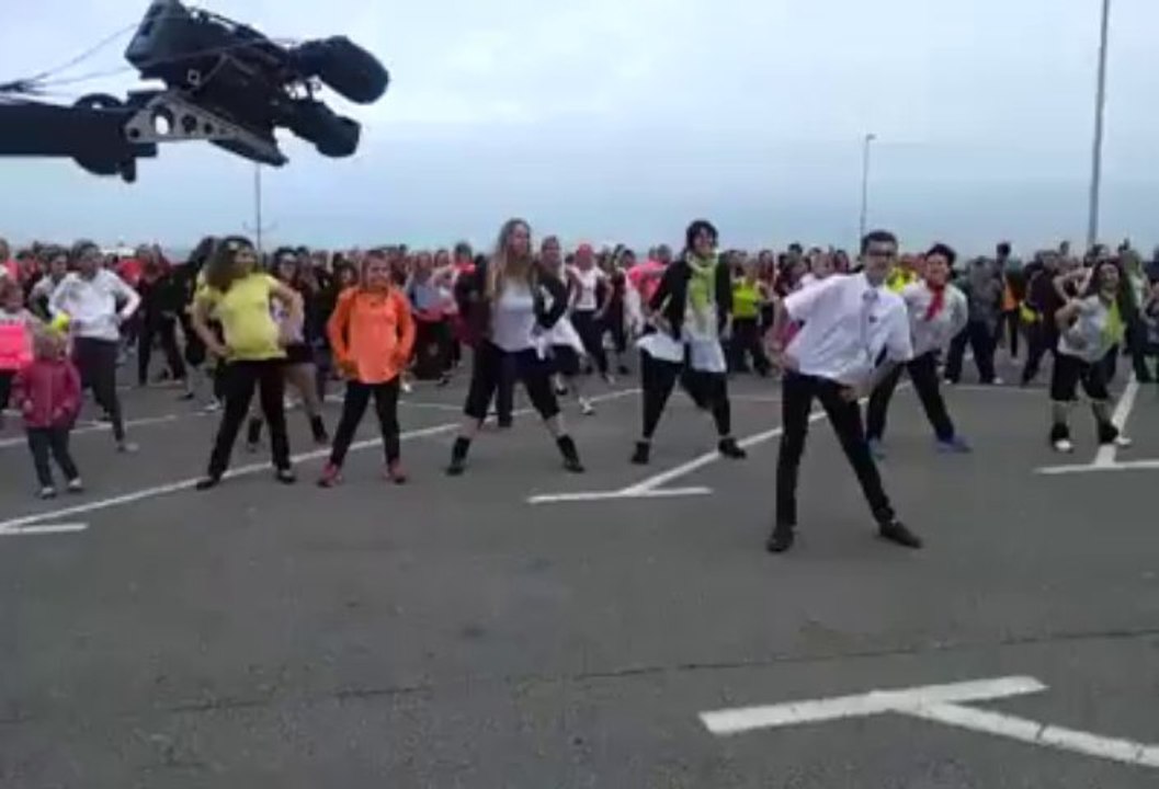 Calais : une partie de zumba sur la digue Gaston-Berthe