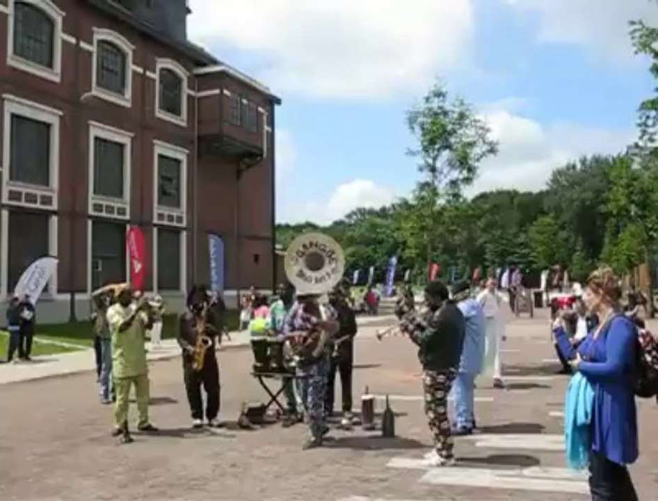 Fanfare béninoise Eyo'Nle, à l'inauguration du Métaphone à Oignies