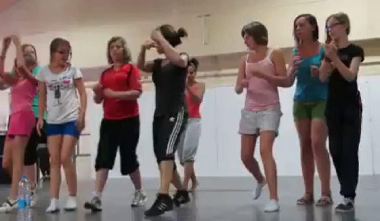 Comedie musicale du CSC d'Avesnes: les ados dansent sur 1789