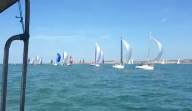 Boulogne-sur-Mer : les voiliers de la Half Ton Cup sous le spi, à la deuxième journée de compétition