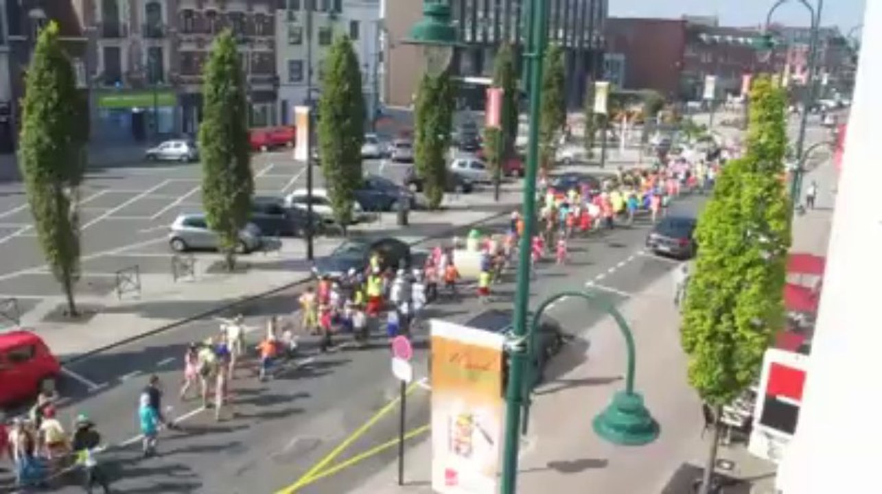 Lens : un défilé haut en couleurs vers le Louvre