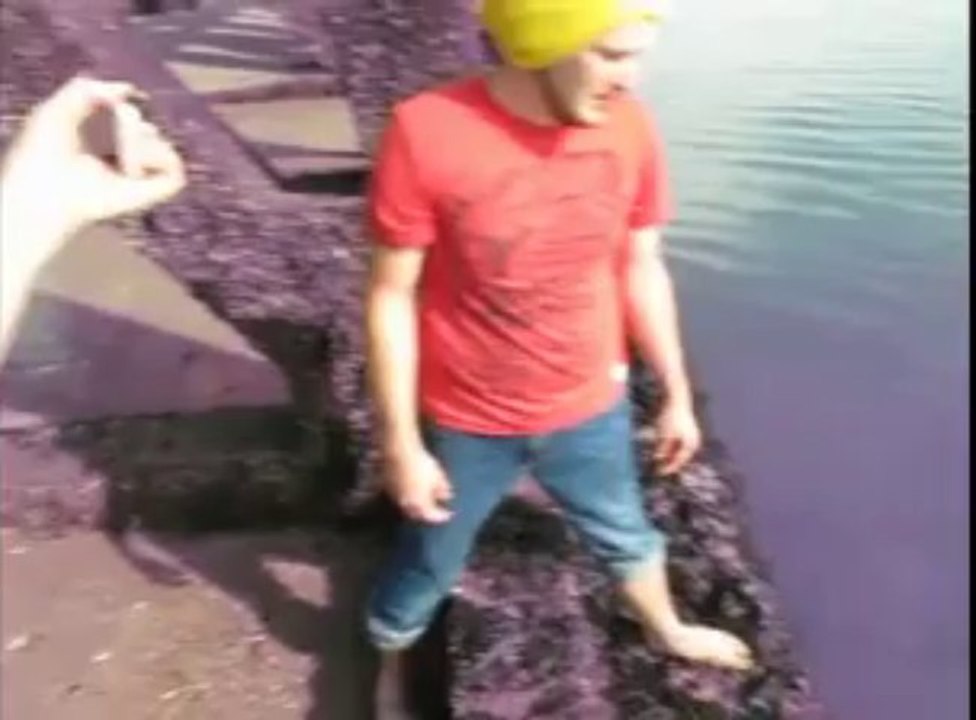 Boulogne : 3 Anglais de Folkestone remettent un crabe à la mer