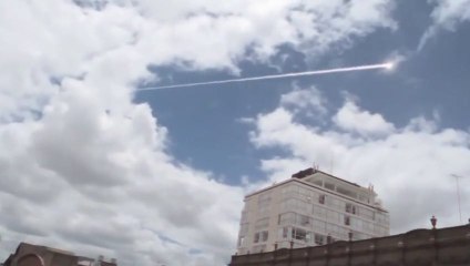 Une météorite fend l'azur du ciel mexicain