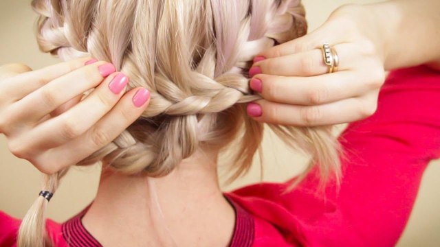 Прическа из двух косичек самой себе. Braiding on your own hair.