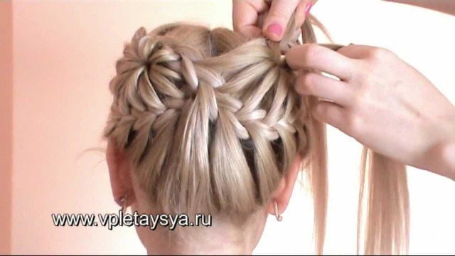 Причёска из косичек в виде двух цветков