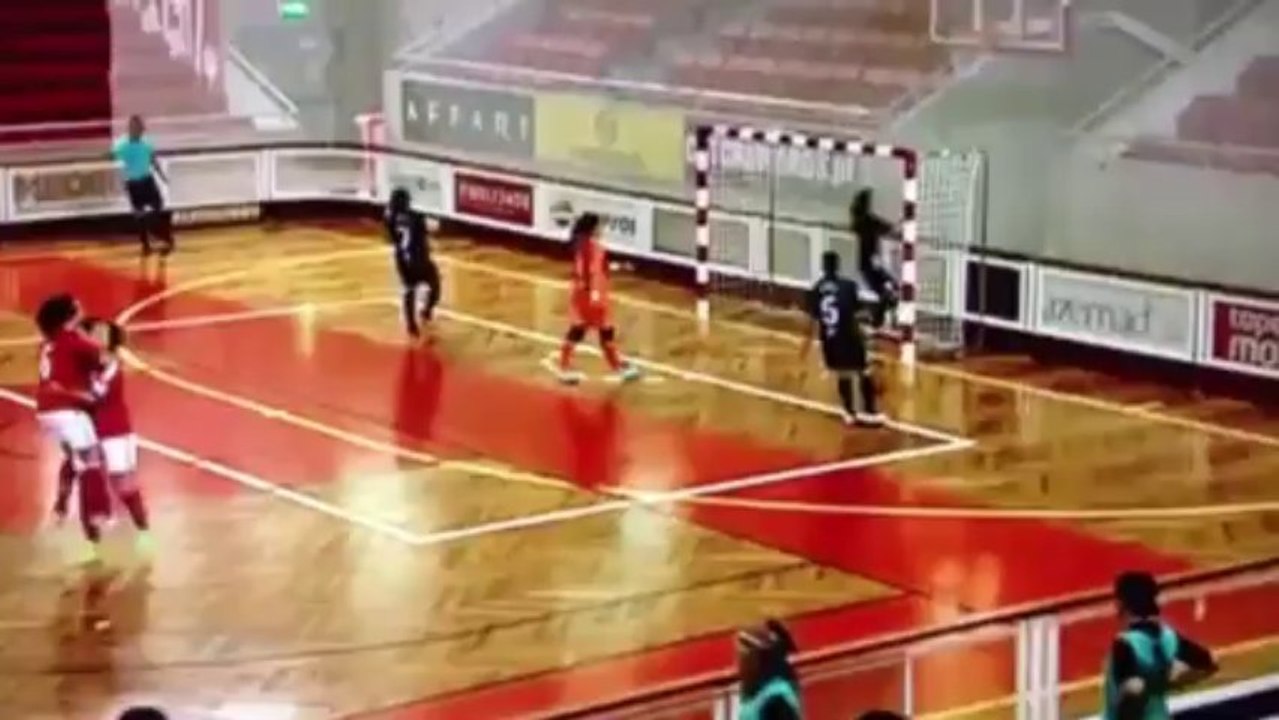 Unglaubliches Tor einer Futsal-Spielerin