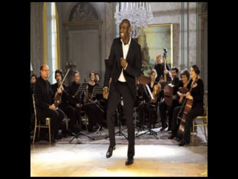 Omar Sy chante avec Earth Wind and Fire