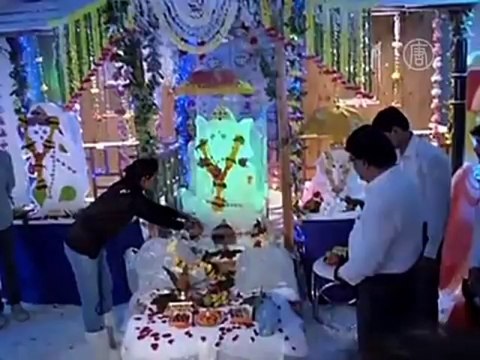 Божество с головой слона сделали изо льда