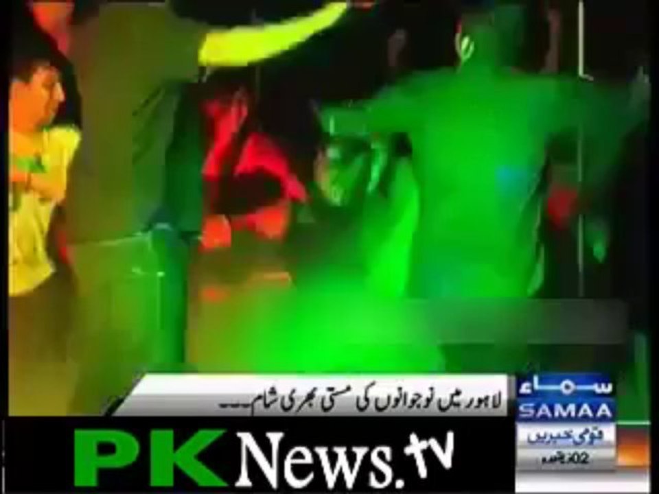 www.vustudents.ning.com - Mud Festival In Lahore – Just some Boys & Girls Chilling out