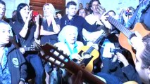 Manitas de Plata : rassemblement festif malgré la pluie en soutien à la légende de la guitare gitane