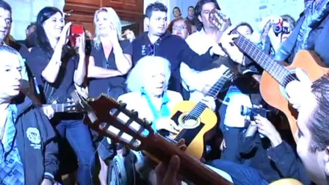 Manitas de Plata : rassemblement festif malgré la pluie en soutien à la légende de la guitare gitane