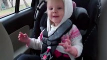 Petite fille en voiture adore le rap de Kid Cudi