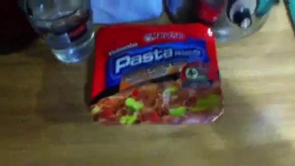 Asiendo una sopa maruchan pasta rápida yakisoba