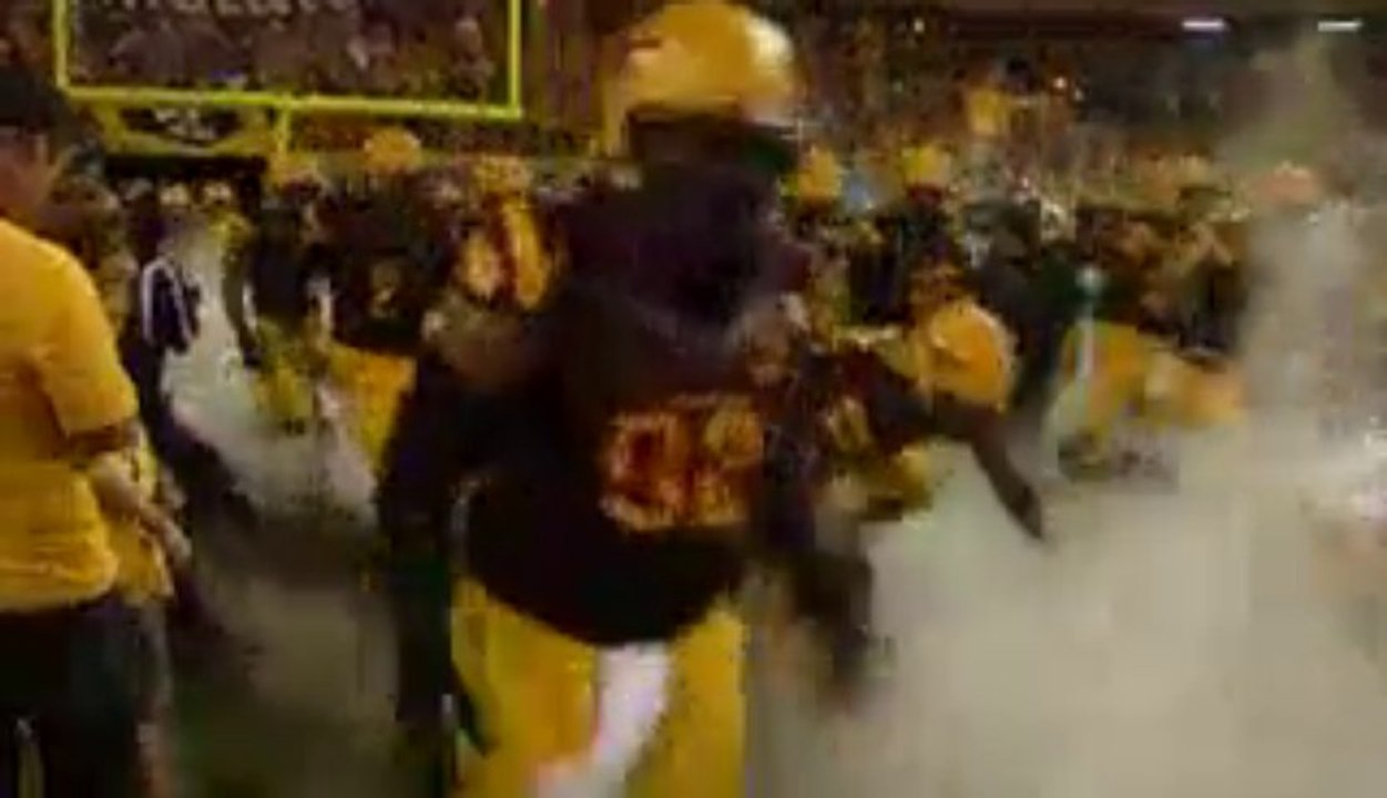 Football américain : Kody Koebensky rate son entrée et se fait piétiner par son équipe