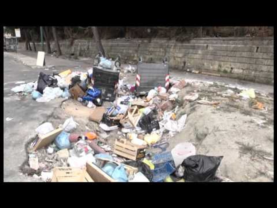 Napoli - Emergenza rifiuti nella zona flegrea (...
