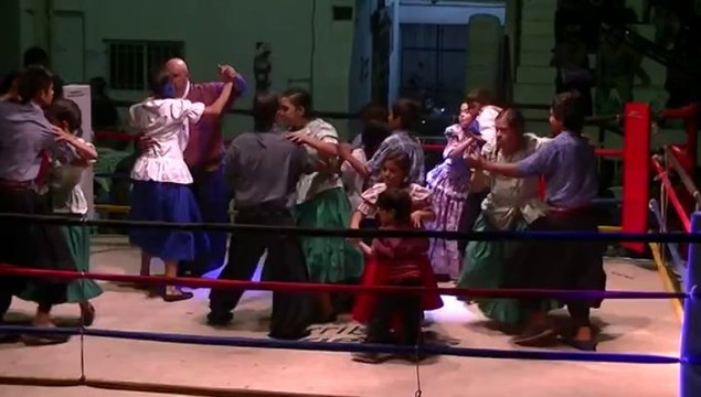 Chicos de la Asociación bailando danzas Folcloricas