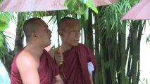 Les monastères birmans, refuges pour les sans-abris de Rangoun