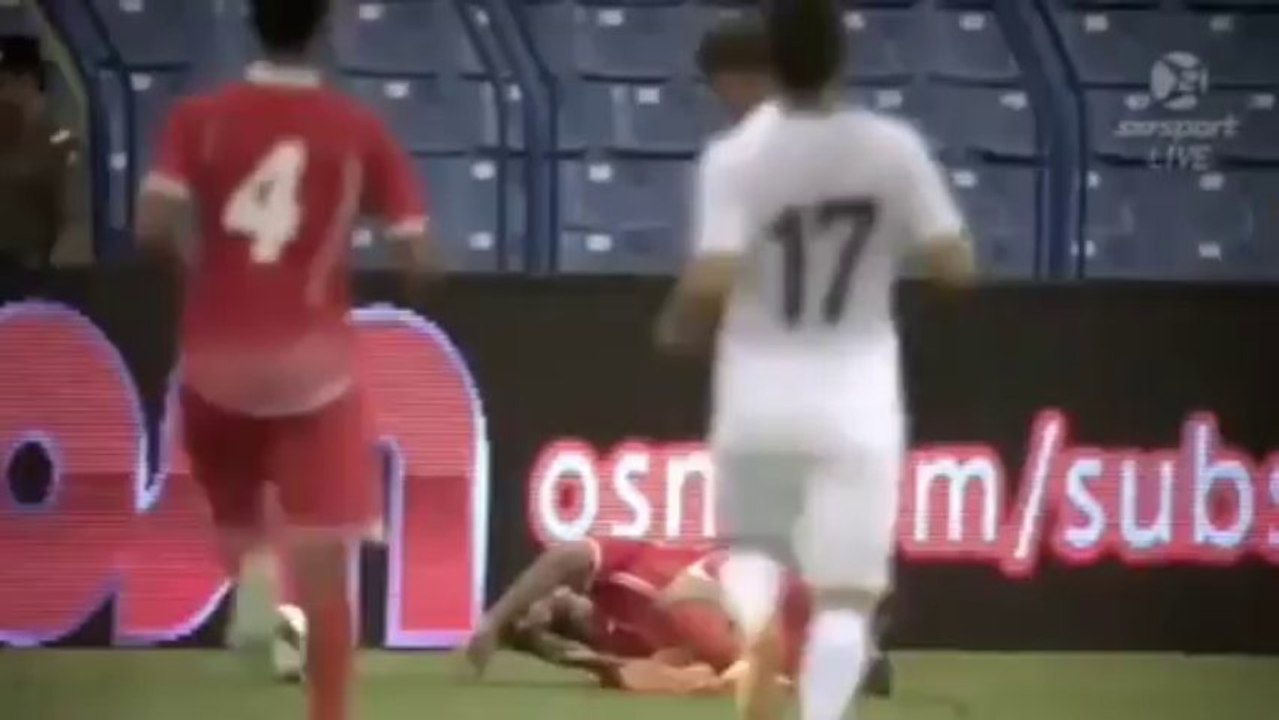 Il fait une faute et écrase le joueur !