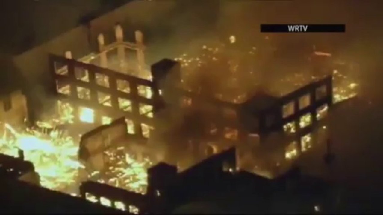 Très gros incendie dans un entrepôt désaffecté à Indianapolis.